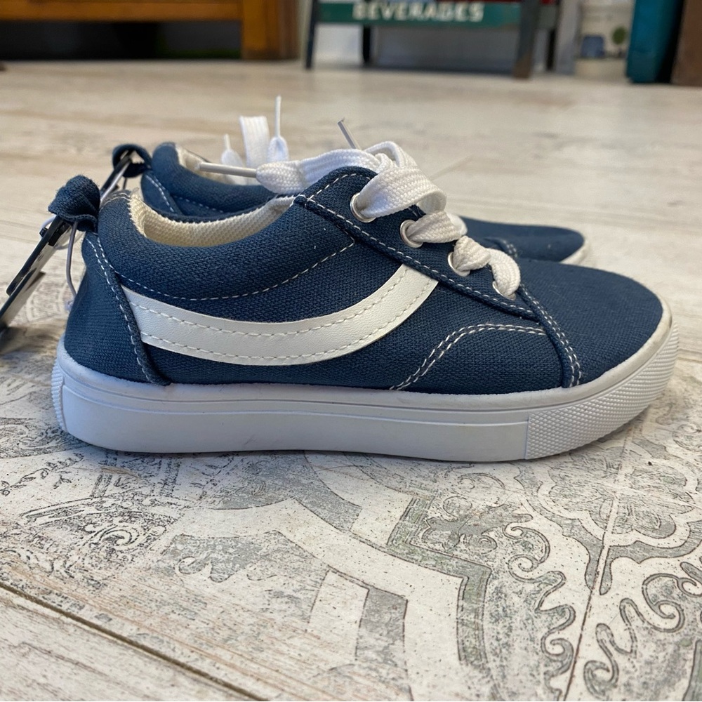 Blue and White Sneakers with Low-Top Design and Classic Style